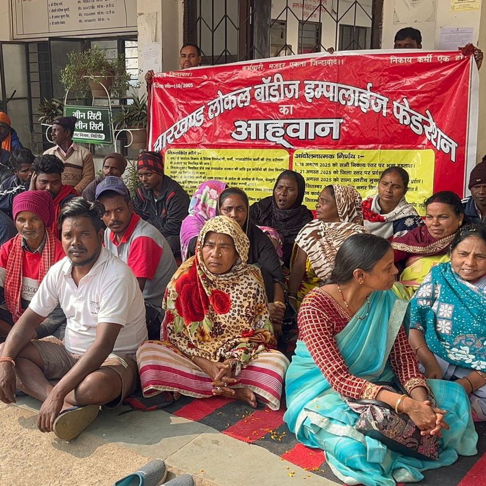 गिरिडीह नगर निगम कर्मी भूख हड़ताल पर:  पांच सूत्री मांगों को लेकर धरना प्रदर्शन, कहा- सालों से लंबित है मांग – Giridih News