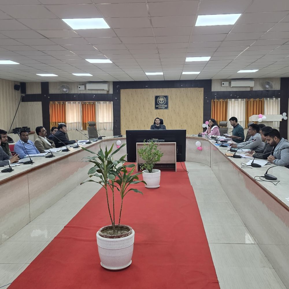 बलरामपुर में डीएम ने राजस्व वसूली की समीक्षा की:अवैध शराब, ओवररेटिंग रोकने के निर्देश दिए