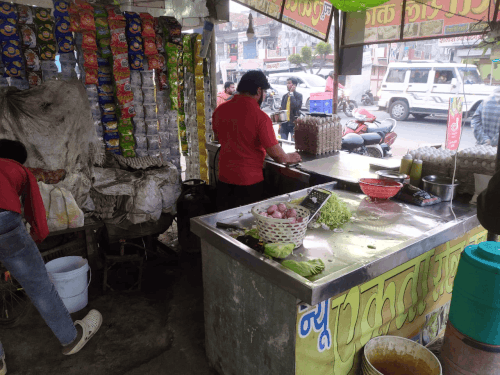 गंदगी मिलने पर बंद कराई गई एग रोल की दुकान:IGRS पर शिकायत के बाद जांच करने पहुंची थी टीम