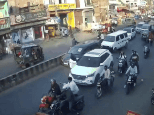 5-5 लाख के इनामी शूटरों के घर दोबारा बजी डुगडुगी:उमेश पाल हत्याकांड में फरार गुड्डू मुस्लिम, अरमान, साबिर पर फिर शुरू हुई कुर्की की कार्रवाई