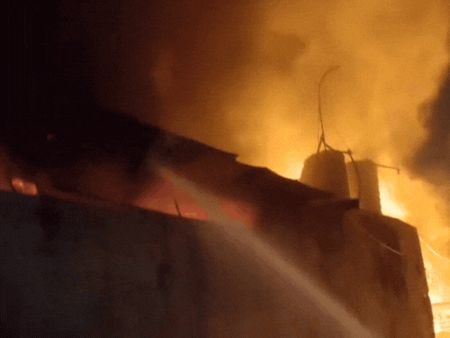 आगरा में रबड़ गोदाम में लगी भीषण आग:आग की लपटें उठ रही, फायर ब्रिगेड मौके पर