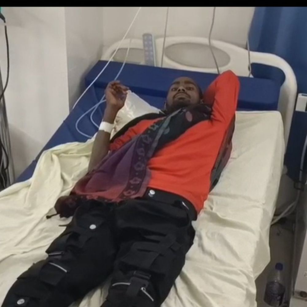 बहराइच में युवक को सांप ने काटा:सांप पकड़कर बोरे में भरकर छोड़ तो पैर पर डसा, अस्पताल में भर्ती