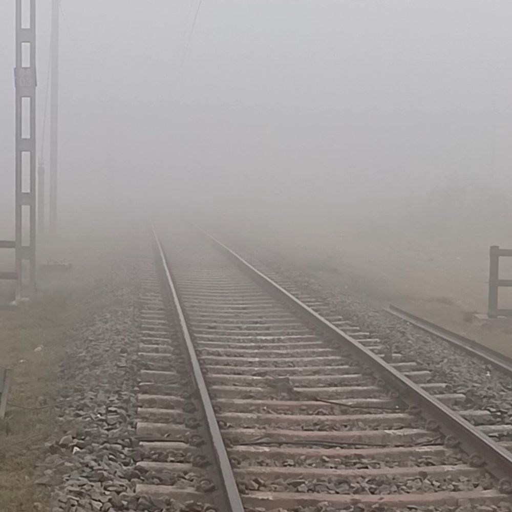 समस्तीपुर में घना कुहासा, विजिबिलिटी 50 मीटर:जयनगर उधना स्पेशल ट्रेन 11 घंटे लेट, सुबह 9 बजे तक गाड़ी की लाइट जला कर सफर