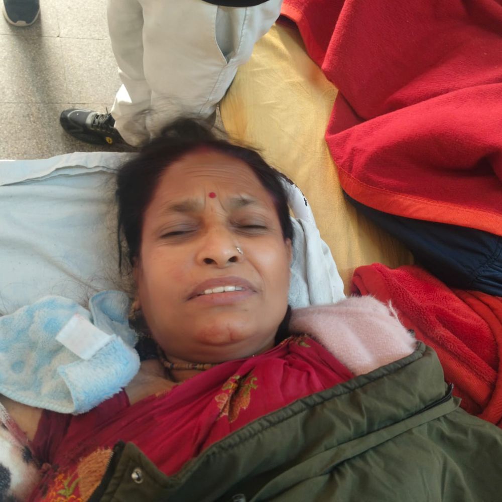 बदायूं में पंचायत में समधिन को गोली मारी:आरोपी ससुर समेत 3 पर जानलेवा हमला, लाइसेंस निरस्त होगा