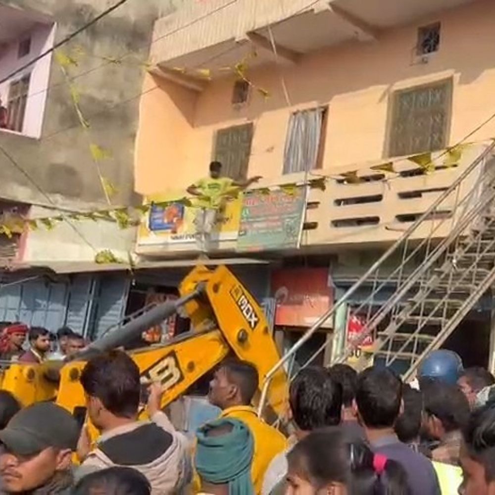 सुपौल में अतिक्रमण पर बुलडोजर एक्शन जारी:पिपरा में जेसीबी से अवैध निर्माण ढहा; बाजार में हड़कंप, कई दुकानदारों ने उठाए सवाल