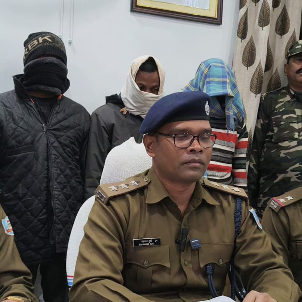 चाईबासा में मिलावटी शराब का खुलासा:  किराना दुकान से तीन गिरफ्तार, भारी मात्रा में शराब जब्त – Chaibasa (West Singhbhum) News