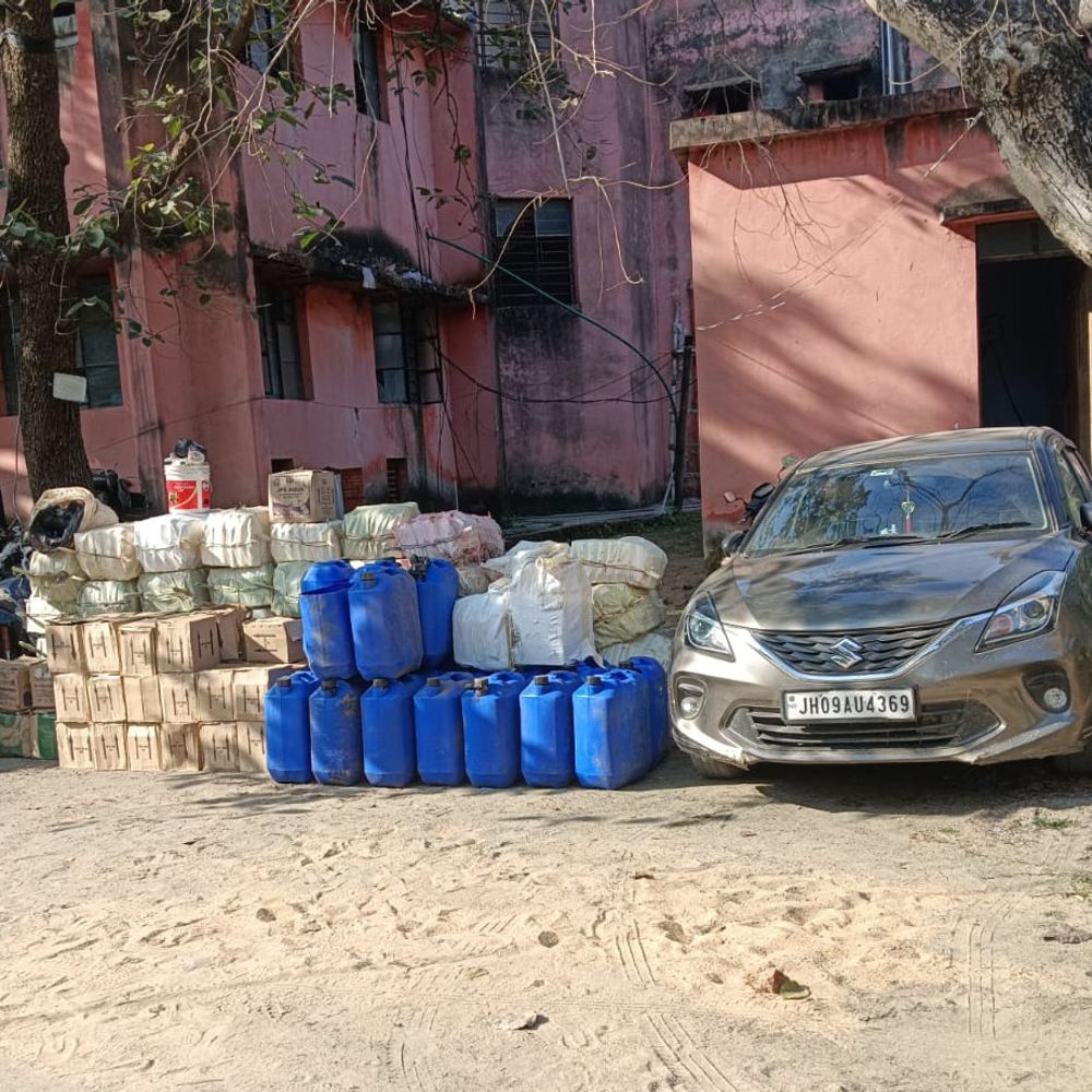 पलामू में नकली शराब फैक्ट्री का भंडाफोड़, चार गिरफ्तार:  जंगल में चल रही थी फैक्ट्री, बिहार होती थी सप्लाई; बिना लेबल लगी 2520 बोतलें जब्त – Palamu News