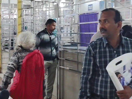 पटना IGIMS में बेड दिलाने के नाम ठगी, दलाल गिरफ्तार:मेडिकल सुपरिटेंडेंट बोले- आरोपी विकलांग, इसलिए शक नहीं हुआ; मरीजों से डील करते रंगेहाथों पकड़ा