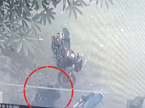 ग्रामीण बैंक के सामने से असिस्टेंट मैनेजर की बाइक चोरी:बांका में 2 घंटे रेकी के बाद वारदात को दिया अंजाम, CCTV फुटेज से खुलासा