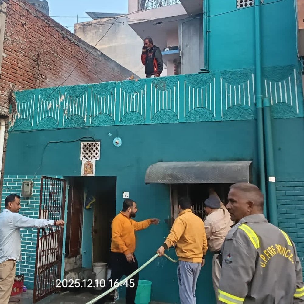 चूहे ने जलता दीपक गिराया, मकान में आग:मेरठ के शास्त्री नगर में लाखों का सामान राख, परिवार सुरक्षित