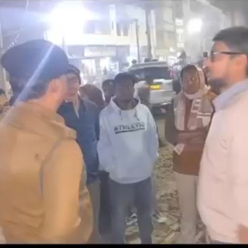 खगड़िया में यातायात सुधार के लिए अतिक्रमण हटाए गए:पिक-एंड-ड्रॉप जोन निर्धारित, सड़क पर पीली पट्टी लगाकर किया सीमांकन