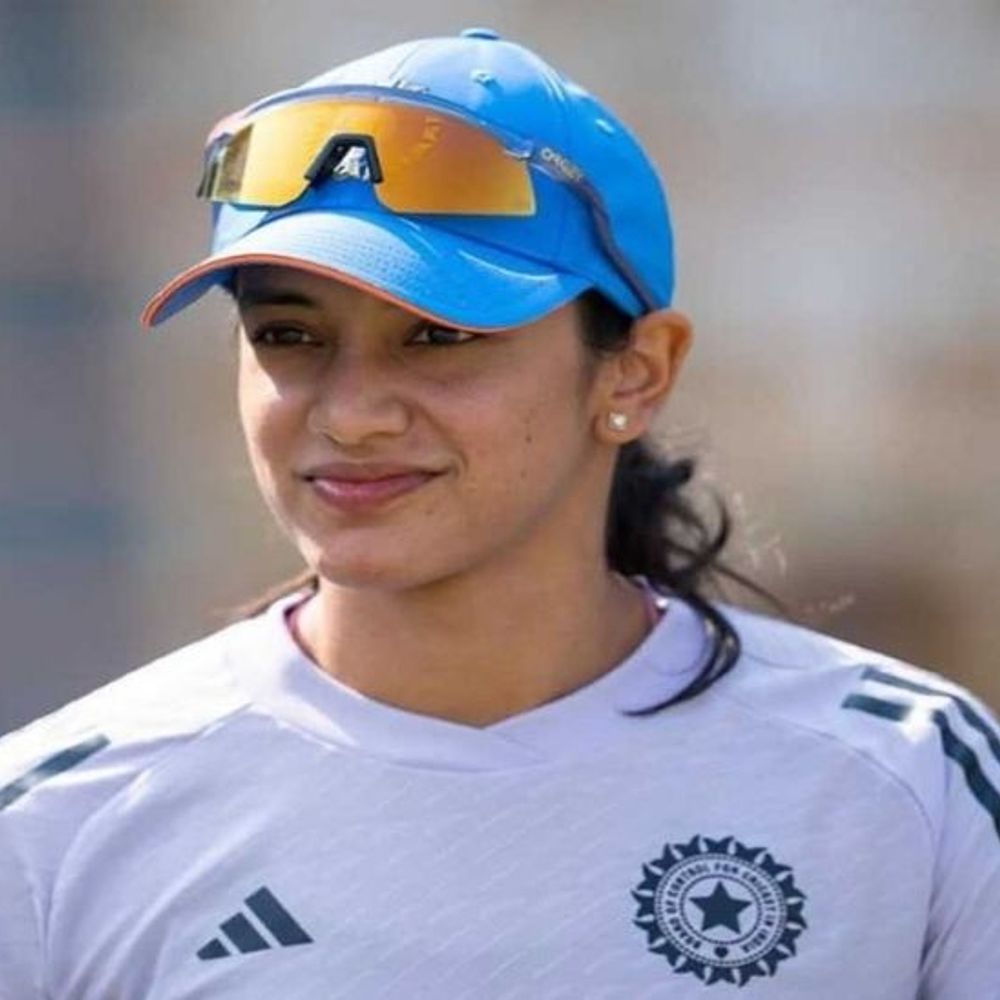 शादी टूटने के बाद मंधाना पहली बार पब्लिक-इवेंट में दिखीं:कप्तान हरमनप्रीत को गले लगाया; कहा- क्रिकेट से ज्यादा कुछ पसंद नहीं