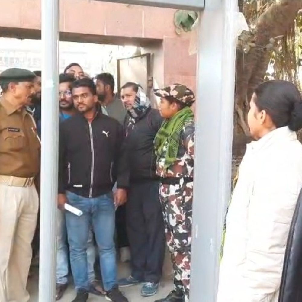 औरंगाबाद में चालक सिपाही भर्ती परीक्षा शुरू:21 केंद्रों पर 12,102 अभ्यर्थी शामिल, गेट पर जांच के बाद ही परीक्षार्थियों को मिला प्रवेश