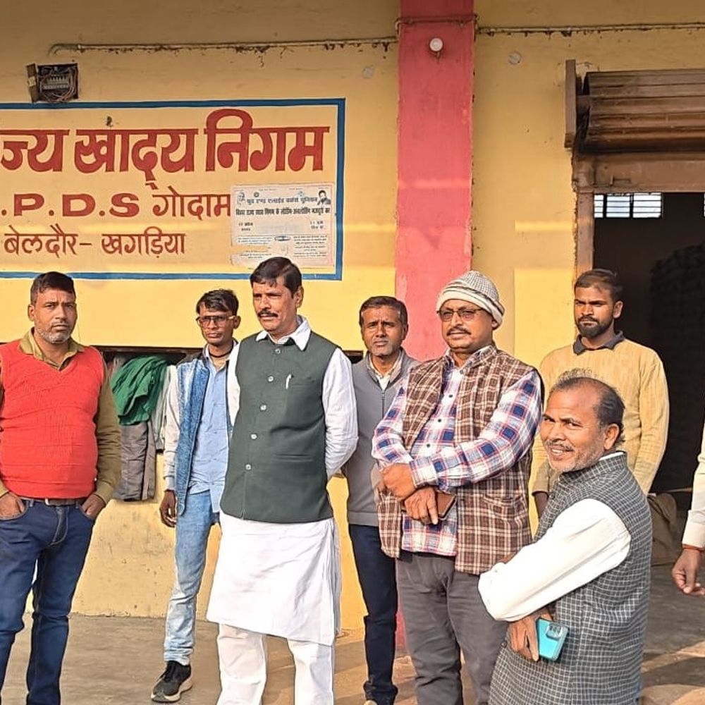 बेलदौर में टीडीपीएस गोदाम का निरीक्षण:उपभोक्ताओं की शिकायत पर खाद्य आयोग सदस्य ने की जांच, डीलरों को दी चेतावनी