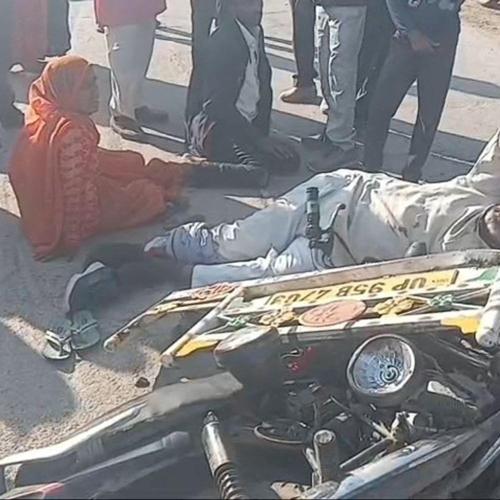 महोबा में बाइक सवार को पिकअप ने मारी टक्कर:पति-पत्नी और बेटा गंभीर घायल, हायर सेंटर रेफर