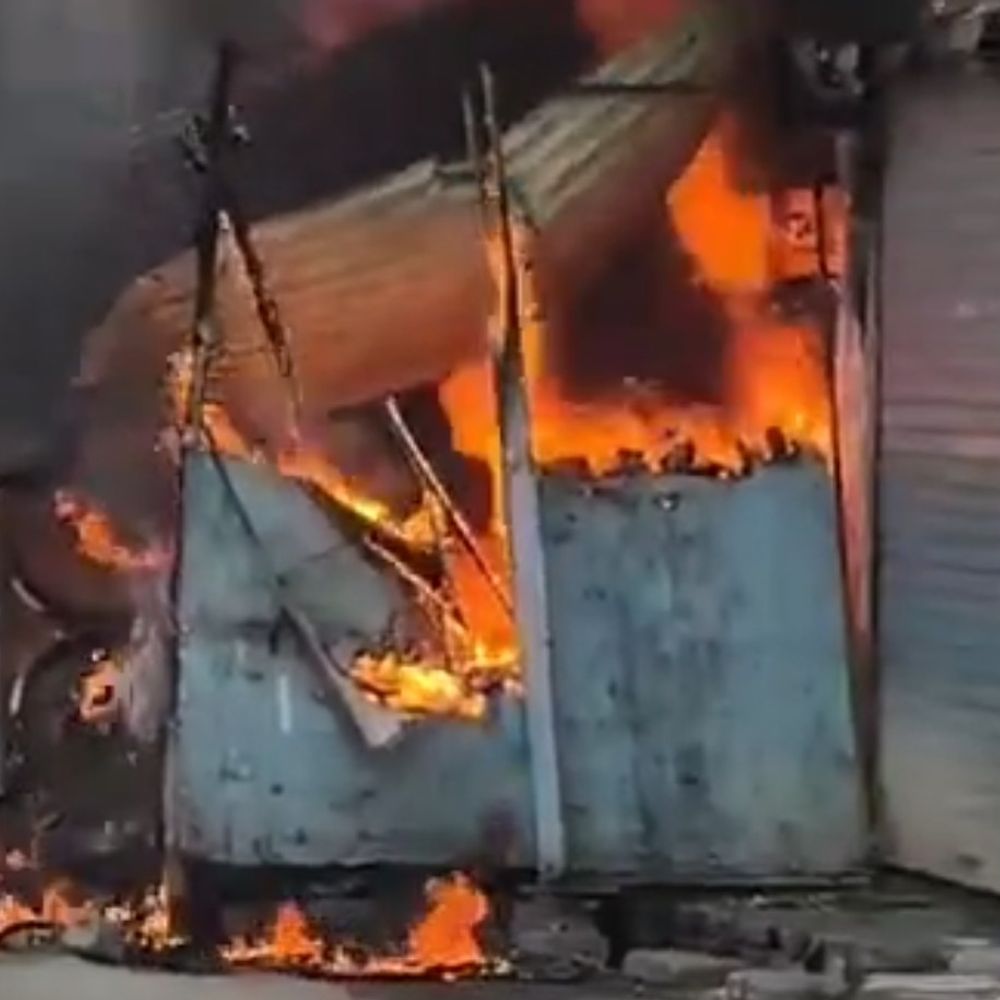 संतकबीर नगर में घर में लगी आग, आसपास अंधेरा छाया:एक किलोमीटर तक दिखा धुआं, फायर ब्रिगेड ने एक घंटे में काबू पाया