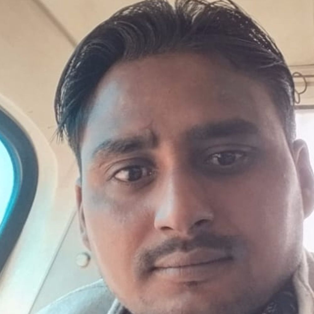 ट्रक का टायर फटा, टैंकर से भिड़ा, चालक की मौत:भीषण टक्कर के बाद मौके पर तोड़ा दम, अलीगढ़ से आगरा जा रहा था