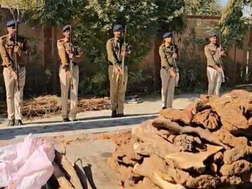 पुलिसकर्मी पिता की लाश देख बेटी बेहोश:13 साल के बेटे ने दी मुखाग्नि; 4 पुलिसकर्मियों को गार्ड ऑफ ऑनर, एक्सीडेंट में हुई थी डेथ