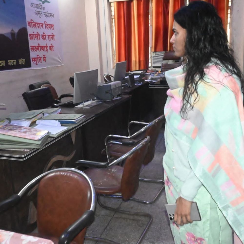 बांदा डीएम ने विकास भवन में औचक निरीक्षण किया:11 अधिकारी, 35 कर्मचारी अनुपस्थित मिले, वेतन रोकने के निर्देश