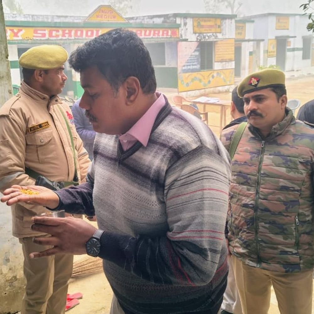 डीएम को मिड-डे-मील खराब मिला, प्रिंसिपल सहित 3 को नोटिस:सीतापुर में ईंट से ईंट बजाकर देखी निर्माण गुणवत्ता