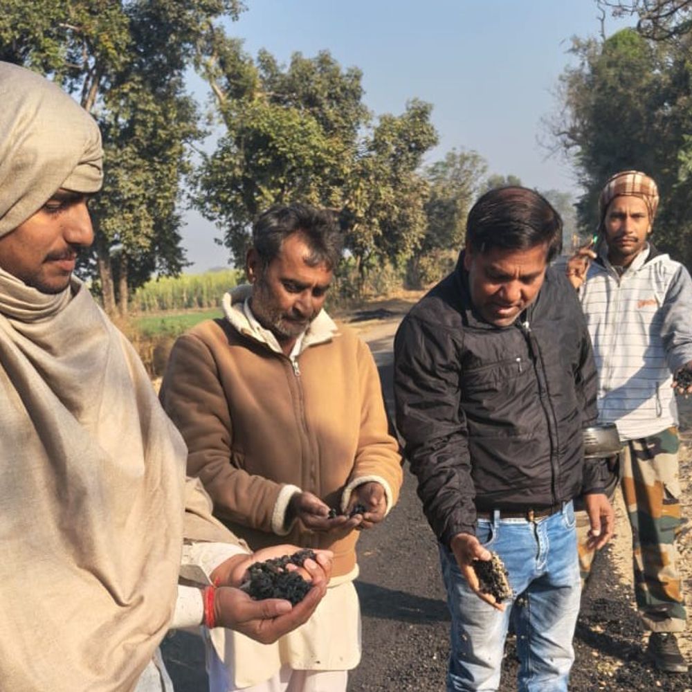 बागपत में सड़क निर्माण के ट्रायल पेज पर सवाल:खामियां मिलने पर ठेकेदार को नोटिस, पेज हटाया गया