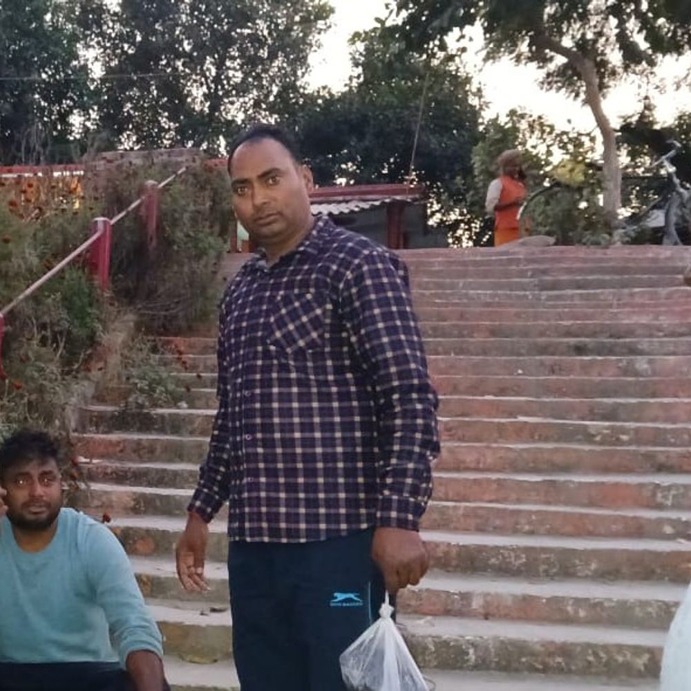 कुशीनगर में युवक ने गंडक नदी में कूदा:राहगीरों के शोर मचाने पर नाविक ने बचाई जान