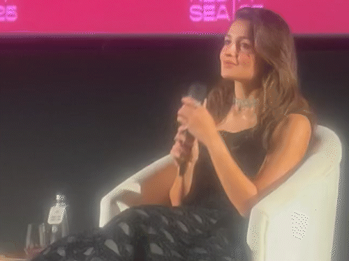 आलिया भट्ट से पूछा गया- क्या आप कभी पाकिस्तान आएंगी?:एक्ट्रेस बोलीं- मैं वहीं जाऊंगी, जहां मेरा काम मुझे ले जाए