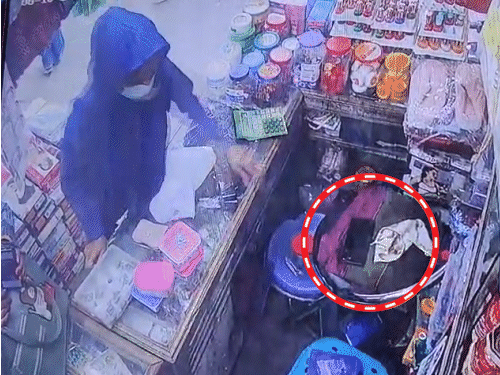 झांसी में ‘मास्क गर्ल’ ने चुराया मोबाइल, VIDEO:बोली- बिछिया दिखाइये, दुकानदार के पीछे मुड़ते ही बड़ी सफाई से उठाया फोन