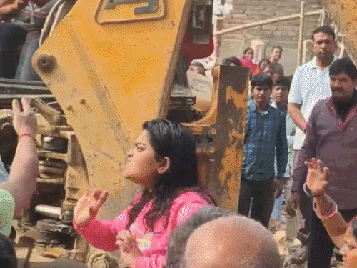 किशनगंज में बुलडोजर के सामने आकर लड़की बोली- कूचल दो:भीड़ के पथराव के बाद लाठीचार्ज; सड़क से संसद तक 'ऑपरेशन बुलडोजर' की गूंज