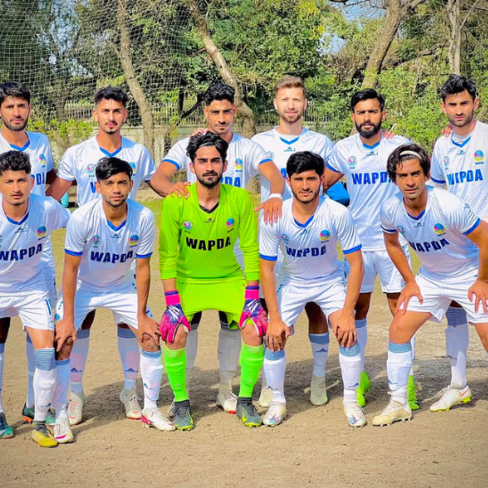 पाकिस्तान में दो फुटबॉल टीम के बीच मारपीट:आर्मी और जल विभाग के कई खिलाड़ी घायल; रेफरी पर भी हमला