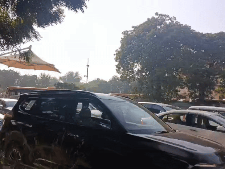 डीपीएस के बाहर ब्लॉक हो जाती है सड़क:रोजाना छुट्‌टी के समय रहता है यही हाल, बीच सड़क पर ही अभिभावकों के लगे वाहनों से लगता है जाम