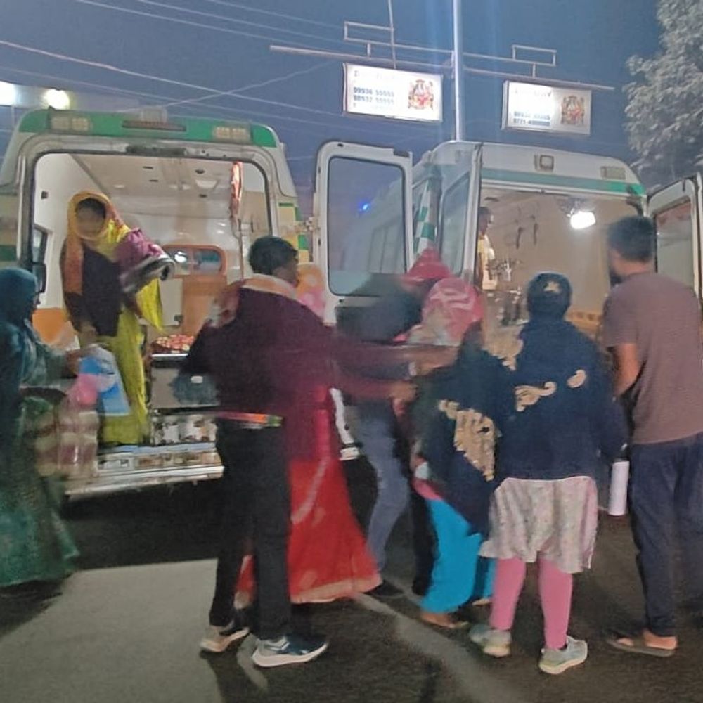 धमतरी में मरीज ले जा रही एम्बुलेंस का सस्पेंशन टूट:डिलीवरी पेशेंट को दूसरी एम्बुलेंस से अस्पताल पहुंचाया, बड़ा हादसा टला