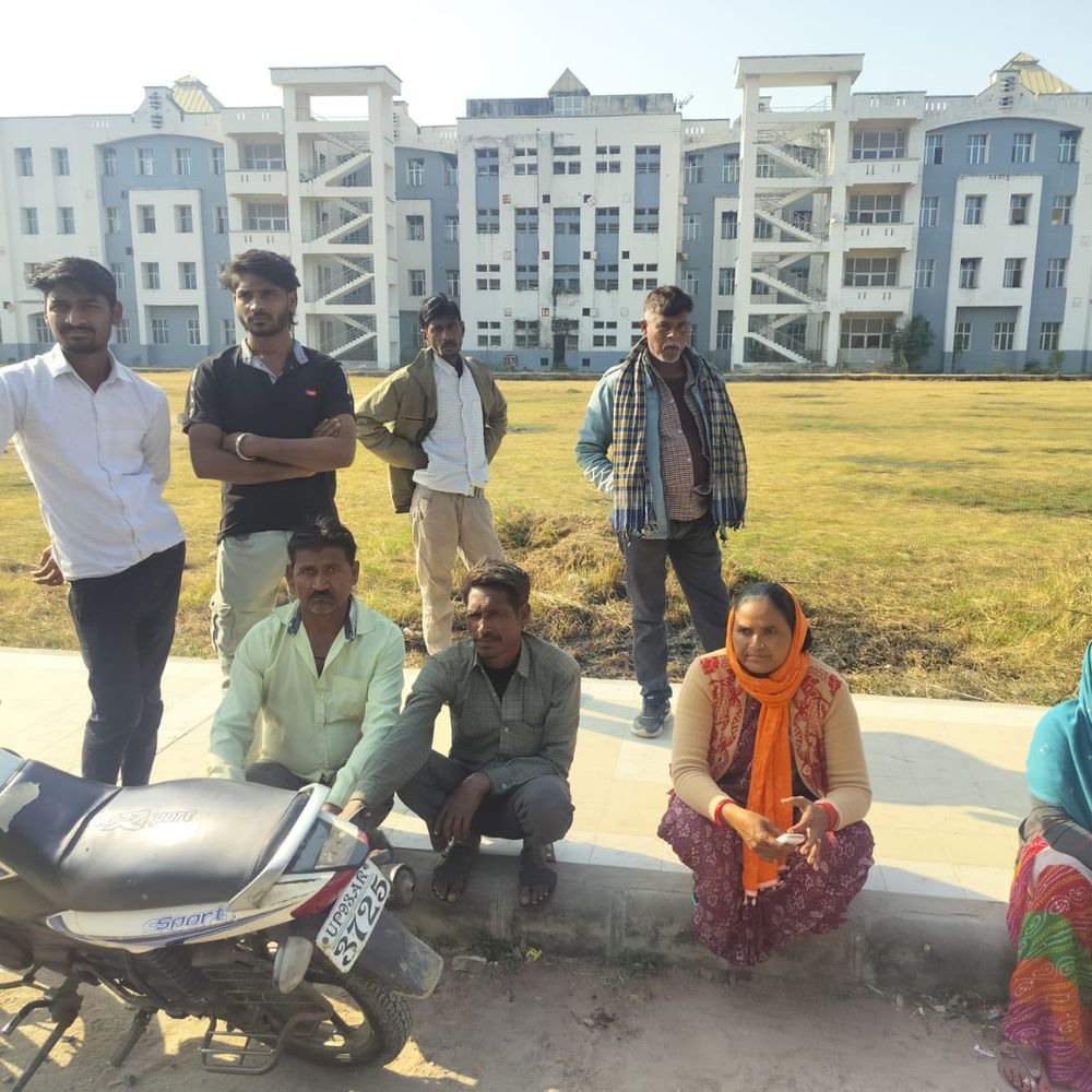 मजार के पास सड़क किनारे मिला बुजुर्ग का शव:हत्या की आशंका, जालौन पुलिस जांच शुरू की