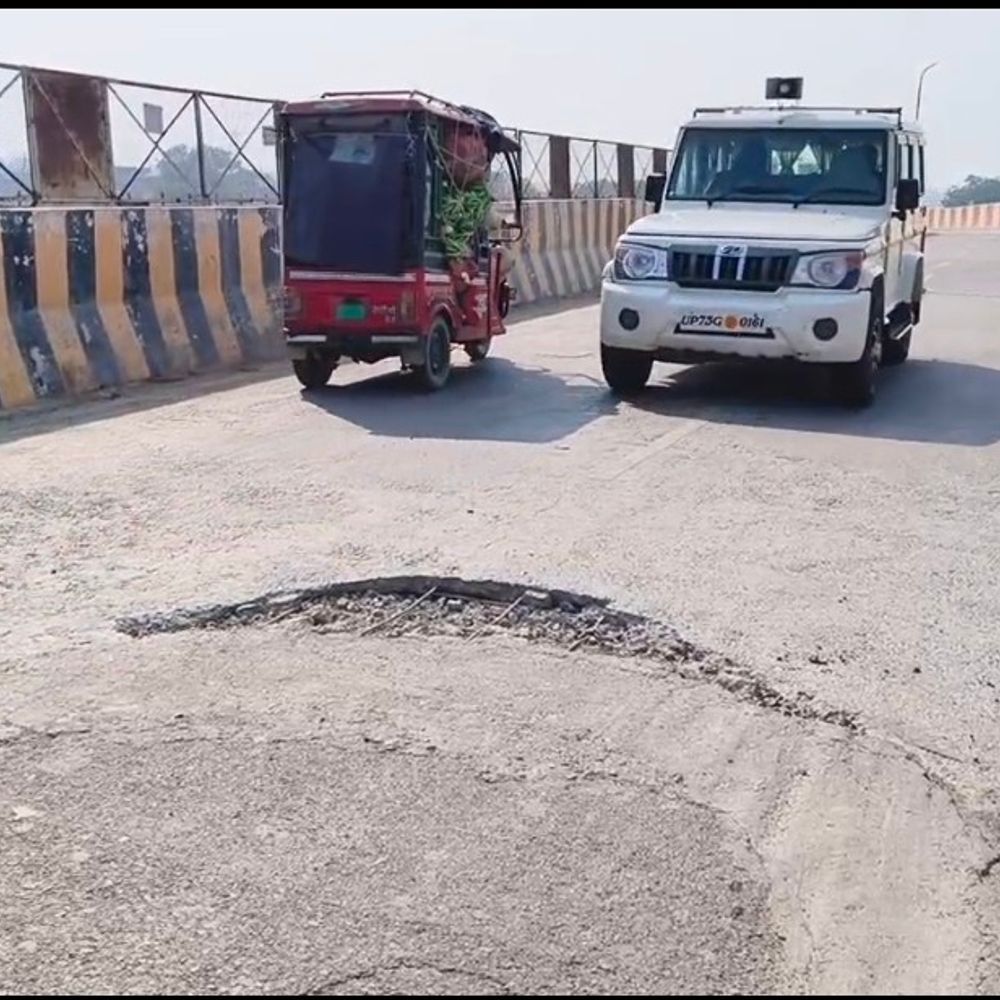 कौशांबी के महाराजा बिजली पासी पुल की सरिया दिखी:5 साल में 4 बार मरम्मत, 41 करोड़ की लागत से बना था पुल