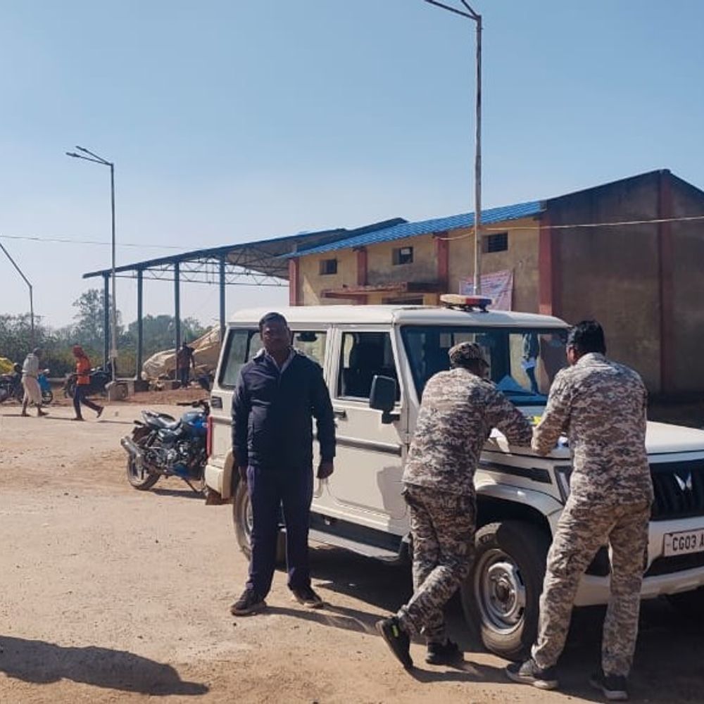 धान खरीदी केंद्र में किसान की ट्रैक्टर से दबकर मौत:  इंजन और ट्रॉली के बीच गिरे बोरी उठा रहे थे;अचानक पीछे की ओर सरक गाड़ी – Balrampur (Ramanujganj) News