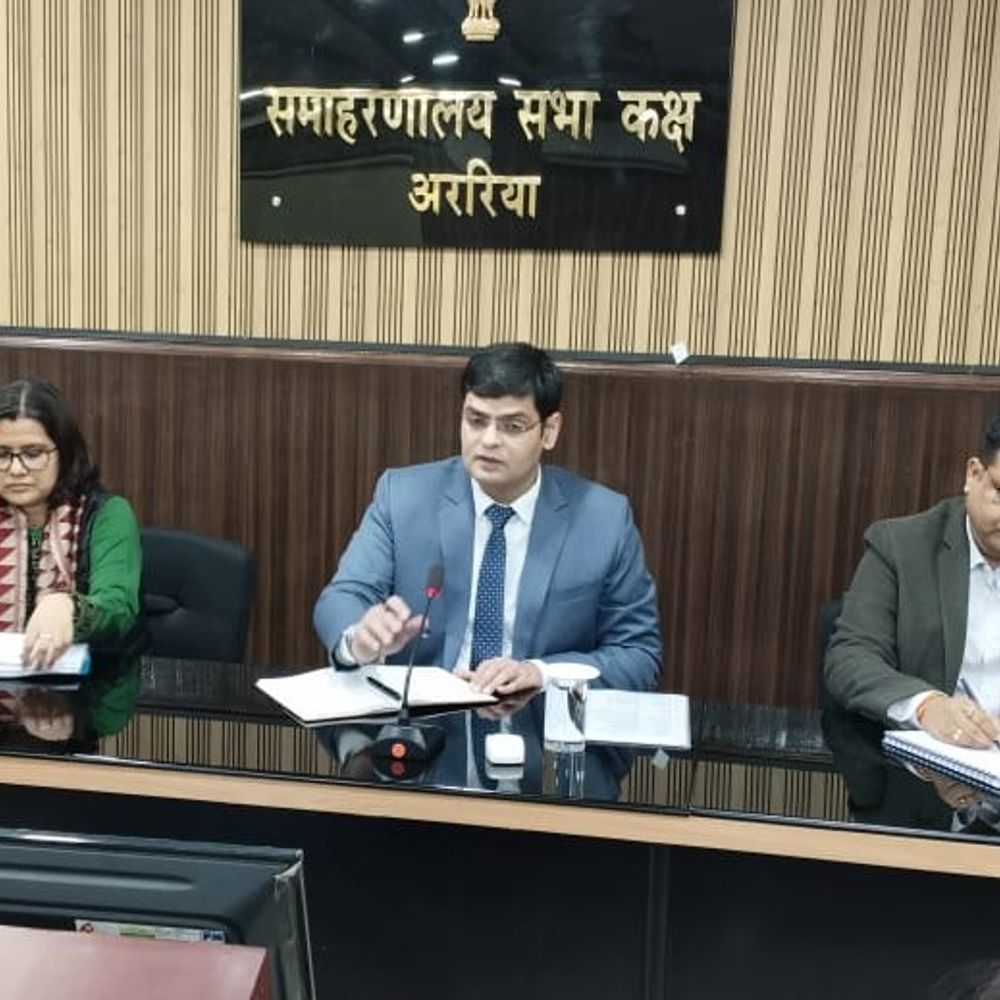 नए DM विनोद दूहन ने दिए सख्त निर्देश:अररिया में कार्यभार संभालते ही अधिकारियों के साथ पहली मीटिंग