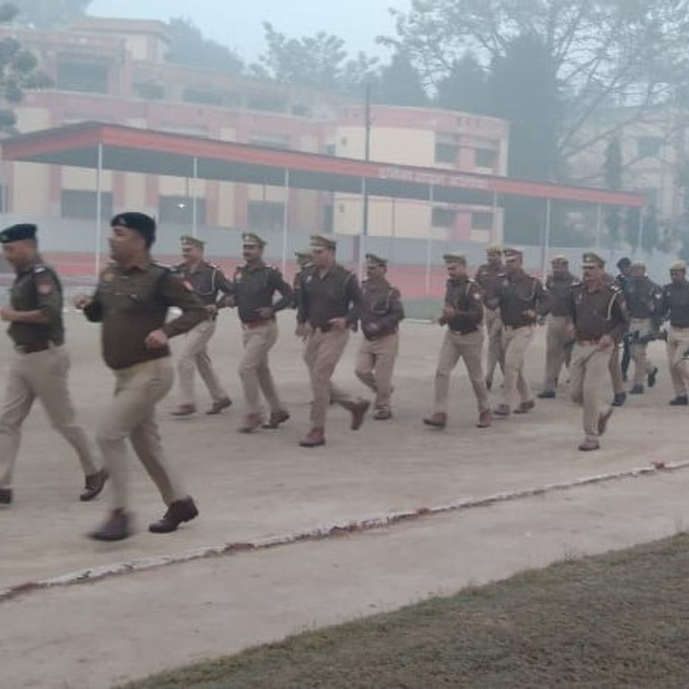 बलिया पुलिस कर्मियों ने फिटनेस के लिए दौड़ लगाई:एएसपी दक्षिणी कृपाशंकर ने कराया टोलीवार ड्रिल