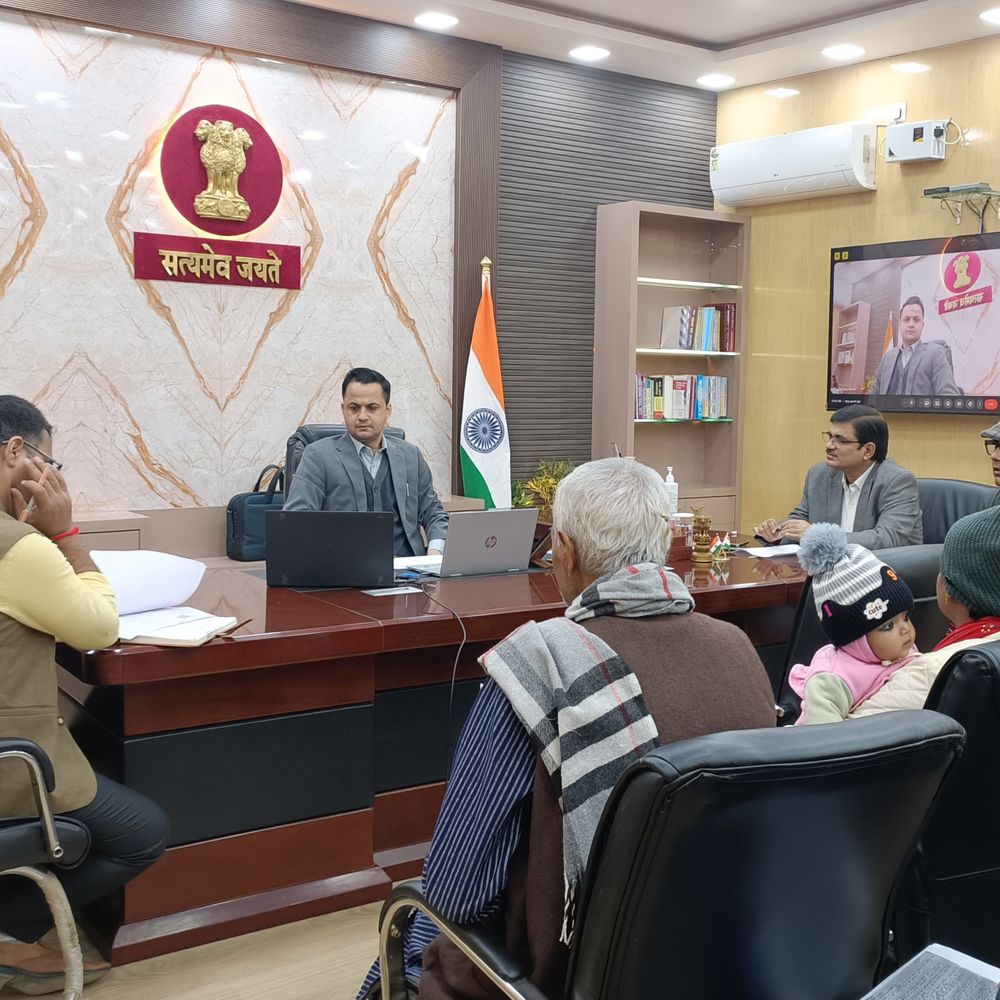 मधुबनी जनता दरबार में 48 शिकायतें मिलीं:जिलाधिकारी ने अधिकारियों को तुरंत समाधान के निर्देश दिए