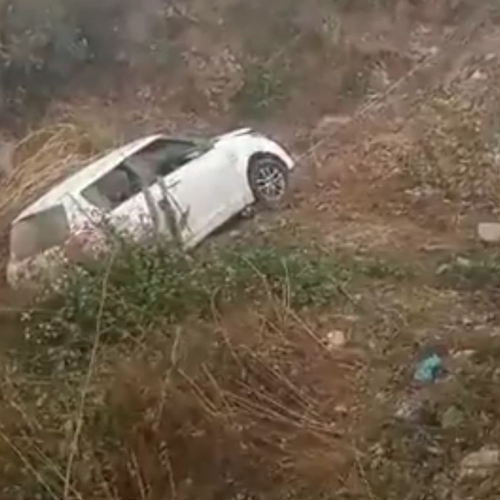 बिलासपुर में खाईं में गिरी कार:  हिमाचल के झंडूता विधानसभा क्षेत्र में हादसा, वाहन बुरी तरह क्षतिग्रस्त पर सभी यात्री सुरक्षित – Bilaspur (Himachal) News