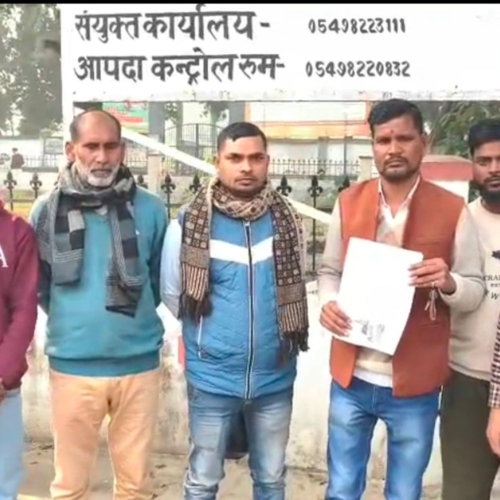 बलिया में नाली जाम:ब्रम्हाइन गांव में जल निकासी न होने से लोग परेशान, डीएम को दिया ज्ञापन