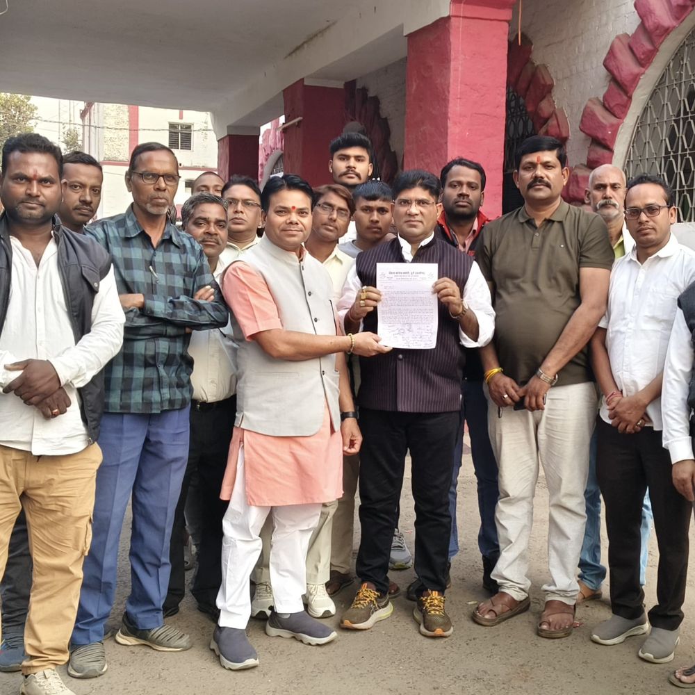 कांग्रेस ने दी धान खरीदी केंद्रों पर तालाबंदी चेतावनी:दुर्ग में टोकन लिमिट बढ़ाने और धान परिवहन नियमित करने की मांग, कलेक्टर को सौंपा आवेदन