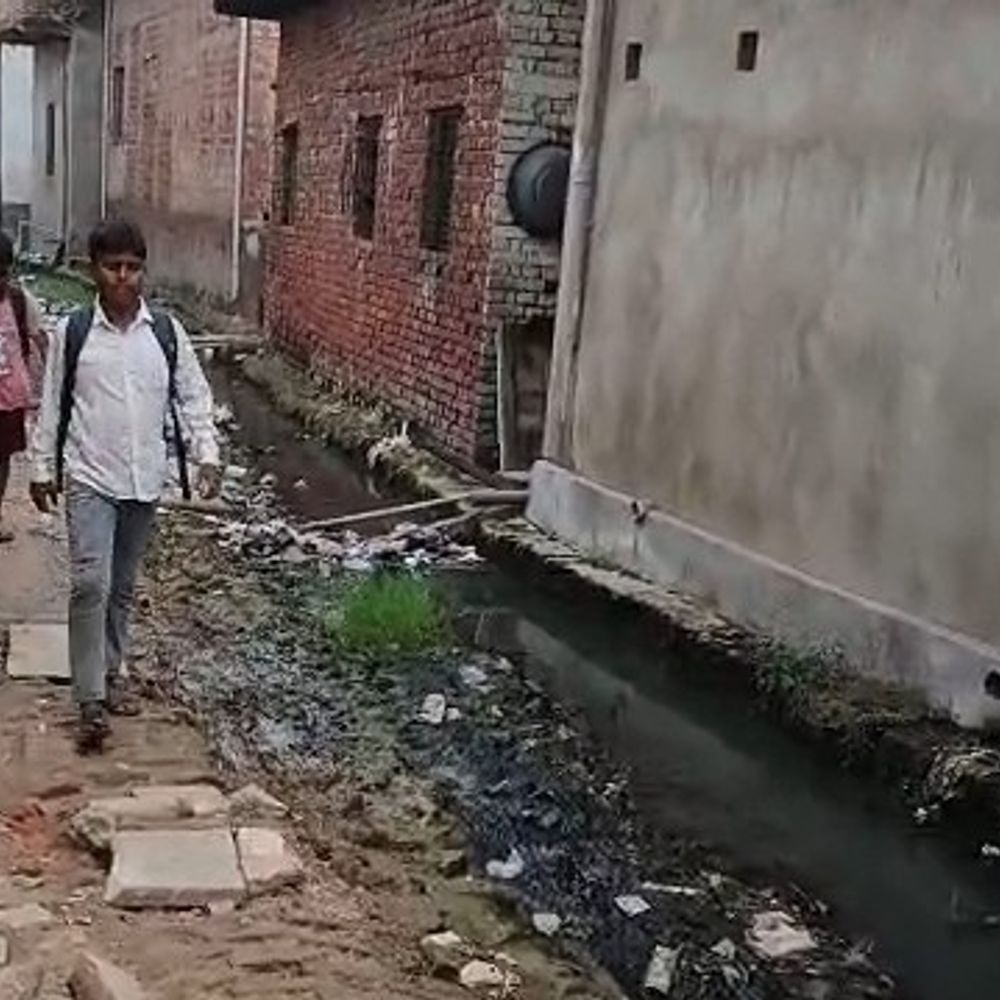 चंदौली के महाबलपुर में बुनियादी सुविधाओं का अभाव:ग्रामीण परेशान, 15 साल से नहीं हुआ विकास कार्य