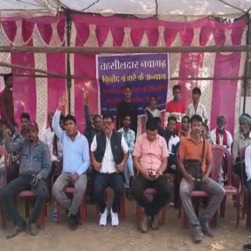 तहसील के सामने भाजपा नेता ने गाड़ा तंबू:नवागढ़ में जमीन विवाद, तीन दिनों में कब्जा हटाने का नोटिस जारी किया गया