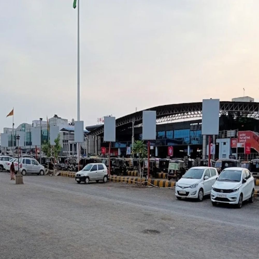 रेलवे-स्टेशन पर नशे में महिला-पुरुष के बीच खूनी संघर्ष:विवाद के बाद सिर पर दारू की बोतल मारी, हमले के बाद भागा आरोपी