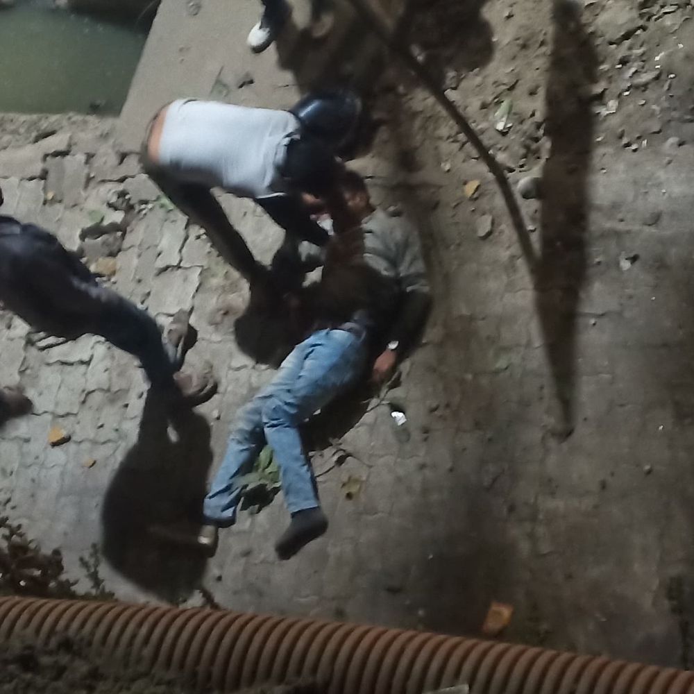 गोविंदपुरी पुल से नीचे गिरा बाइक सवार:कानपुर में देर रात हुआ हादसा, युवक की हालत गंभीर