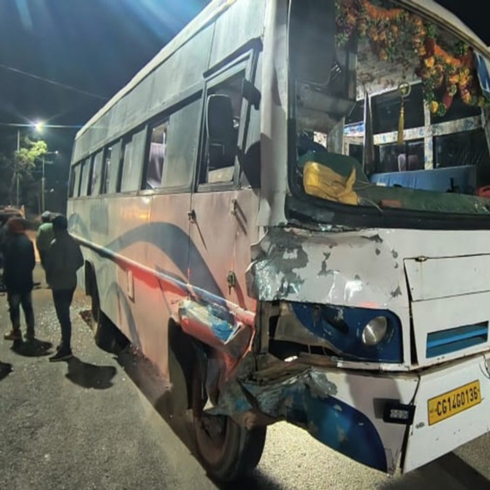 बलरामपुर में बस-बाइक में टक्कर, दो युवकों की मौत:घर लौट रहे बाइक सवारों को बस ने मारी टक्कर, तीसरा घायल अस्पताल में भर्ती