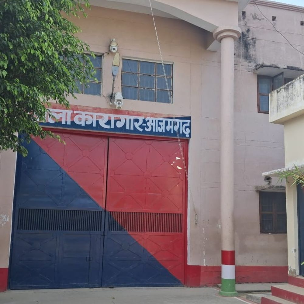 आजमगढ़ जेल के दो बंदी रक्षक निलंबित:अस्पताल से बंदी की फरारी के मामले में बंदी के साथ दोनों बंदीरक्षकों पर भी दर्ज हुआ मुकदमा
