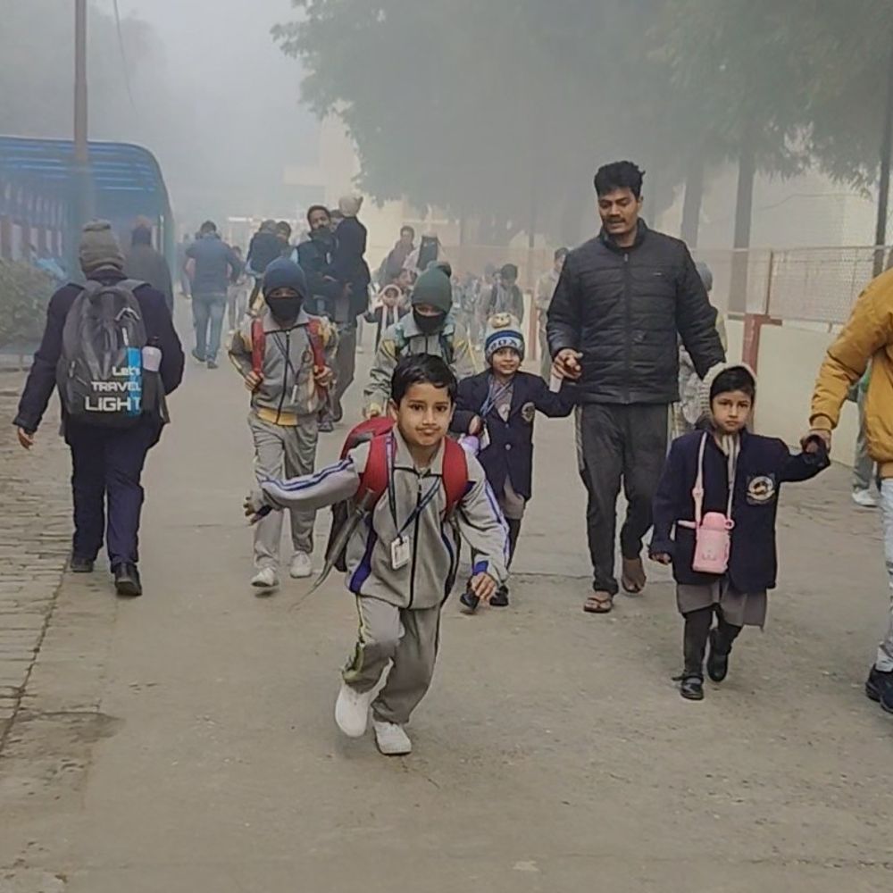 सीतापुर में ठंड के चलते बदला स्कूलों का समय:सोमवार से सुबह 10 से 3 बजे तक खुलेंगे विद्यालय, BSA का आदेश