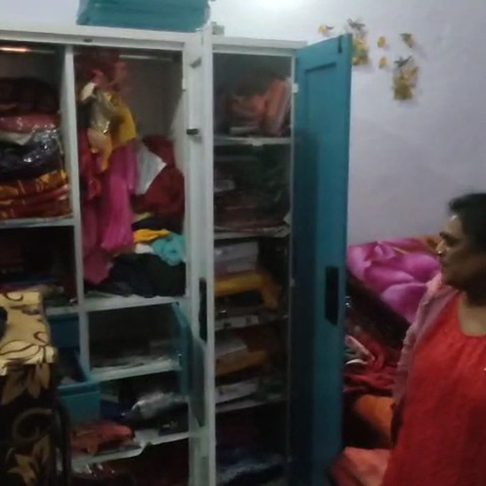 गुमला में सेवानिवृत्त कर्मी के घर दिनदहाड़े लूट:  हथियारबंद अपराधियों ने 3 लाख से अधिक के जेवर लूटे, नगदी की धमकी – Gumla News