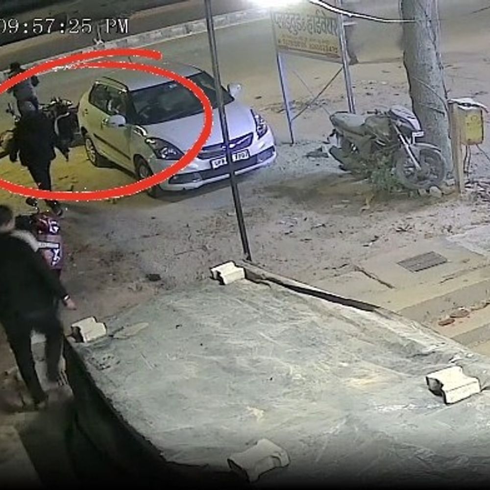 बुलेट ने साइकिल सवार को 20 मीटर तक घसीटा, मौत:मैनपुरी में भीषण हादसे का CCTV फुटेज सामने आया